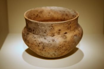 This bowl, dating from the late 19<sup>th</sup> to early 20<sup>th</sup> century, was handmade in the Democratic Republic of Congo.